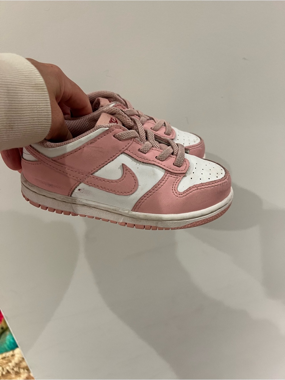 Nike Kids Low-Top Sneakers in Pink and White